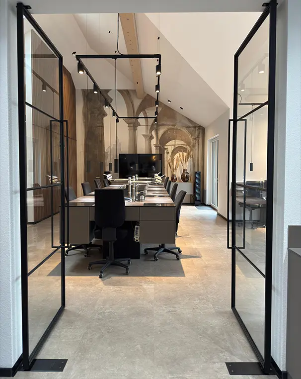 Stahl-Glastrennwand und Treppe im Innenausbau – Metallbau Plaisier